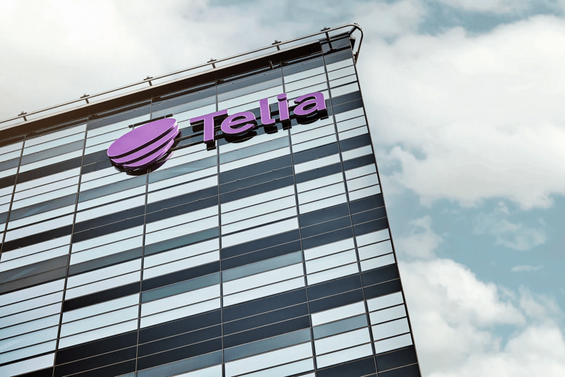 Telias huvudkontor i Solna, fasad med logga.