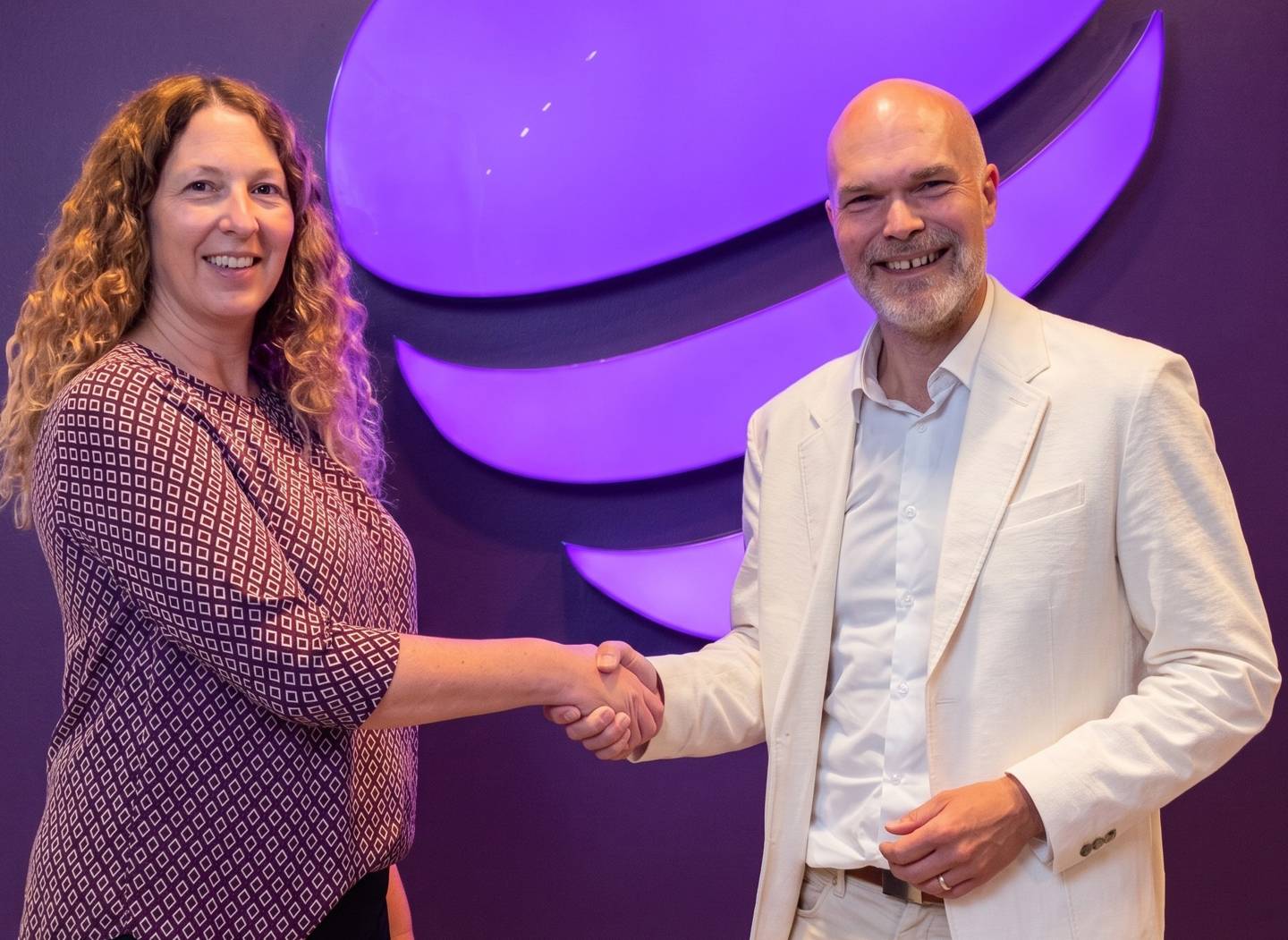 Nina Lemic, Managing Director, Publitech och Fredrik Sidmar, VD för Telia Cygate skakar hand.