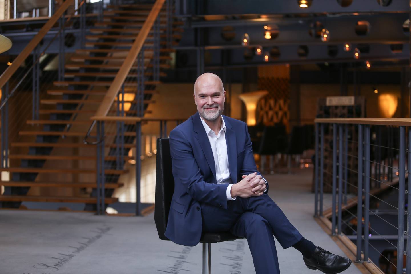 Fredrik Sidmar, vd Telia Cygate i stol på kontor.