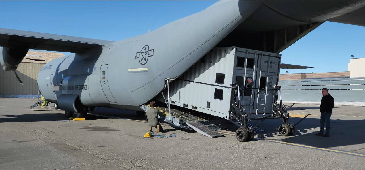 Flygplan lastas med container med hjälp av Winglift från Recotech