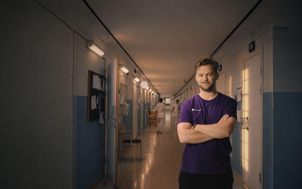 Bild på man i Telia Cygate-tröja i sjukhusmiljö.