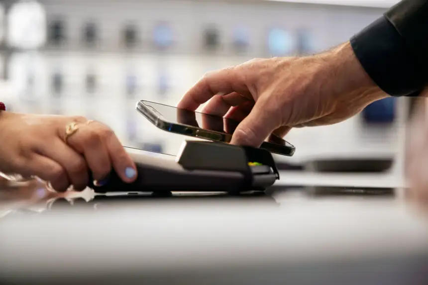 Mobiltelefon över kortläsare