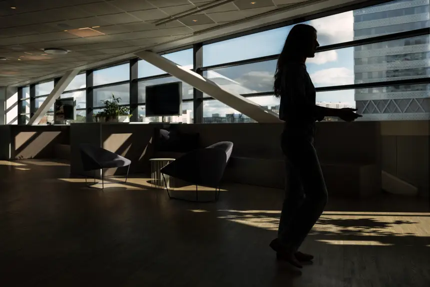 Kvinna i silhuett som passerar ett fönster