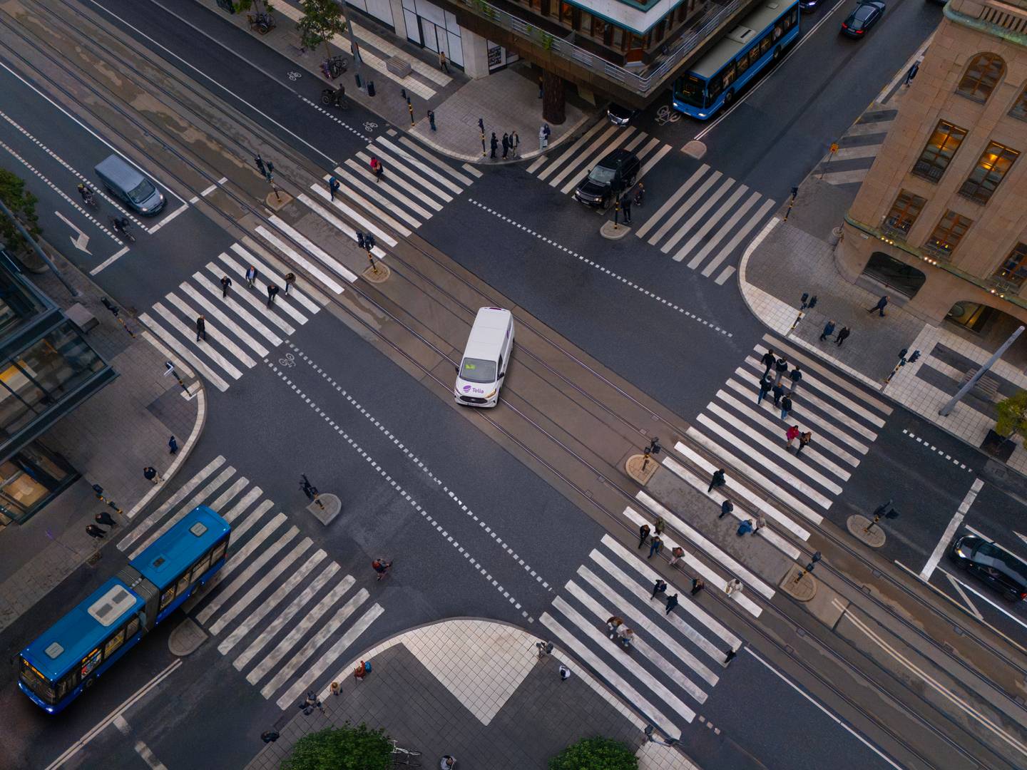 Korsning i Stockholms innerstad sett uppifråm, trafik och fotgängare.