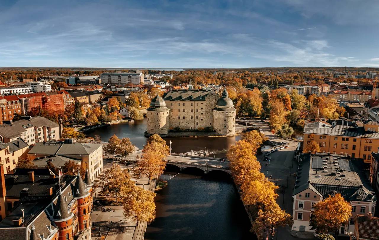 Drönarbild på Örebro Slott i höstskrud.