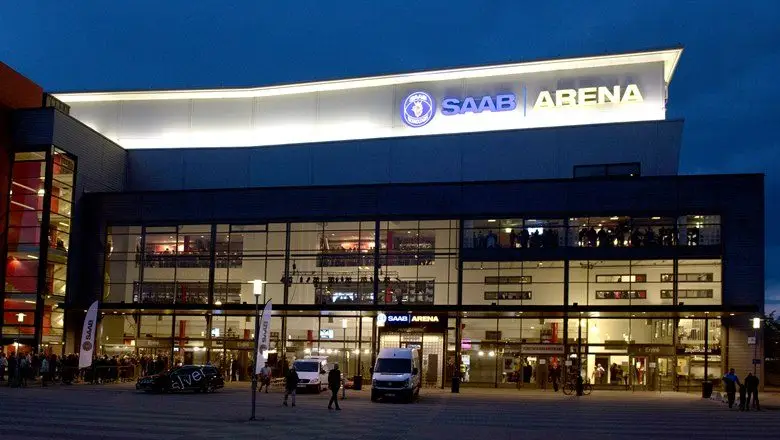 Kvällsbild som visar fasaden på Saab arena i Linköping