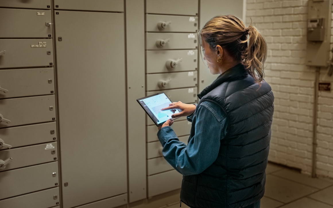 Kvinna med ipad i serverhall.