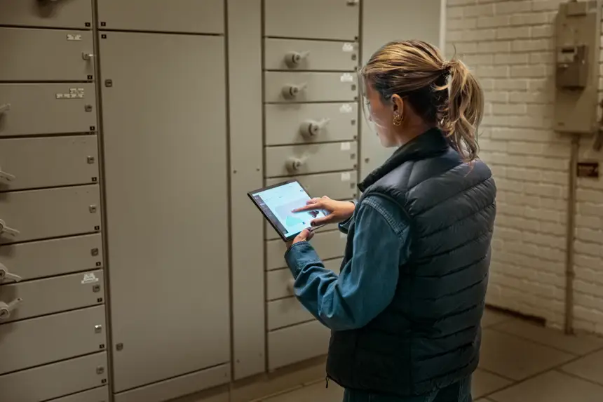 Kvinna med ipad i serverhall.