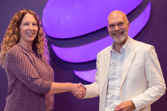 Nina Lemic, Managing Director, Publitech och Fredrik Sidmar, VD för Telia Cygate skakar hand.