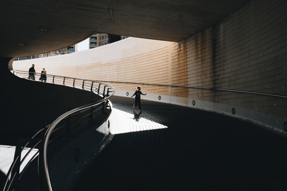 Personer på slingrande gångväg inomhus.