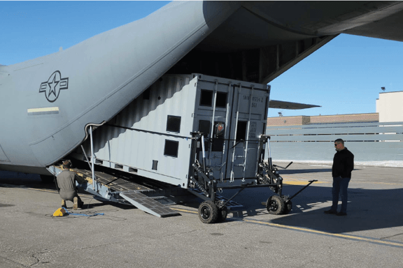 Flygplan lastas med container med hjälp av Winglift från Recotech