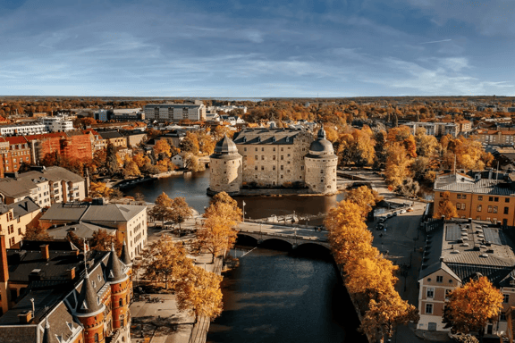 Drönarbild på Örebro Slott i höstskrud.