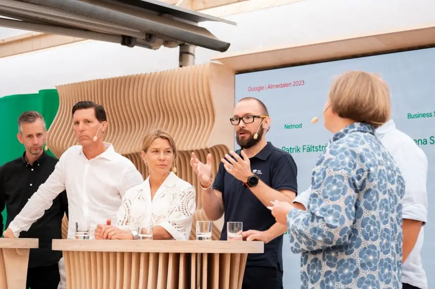 Joakim Nydrén (Google), Marcus Murray (Truesec), Lena Sellgren (Business Sweden), Peder Sjölander (Skatteverket), Sara Överby (moderator, Google), Patrik Fältström (Netnod, ej med på bild) – Foto: Felix Frank